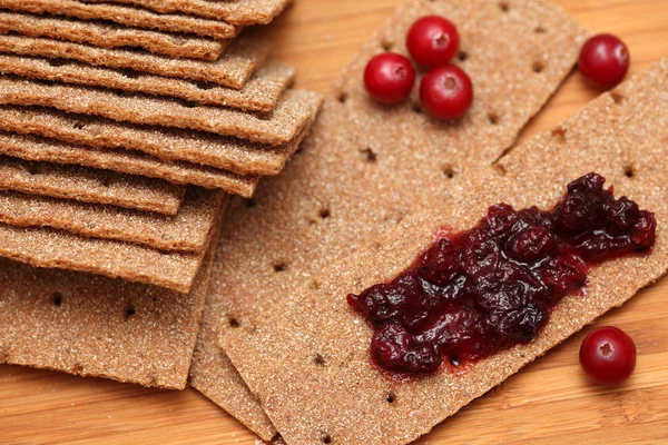 Knäckebröd med tranbärssås — Stockfoto