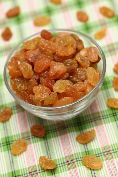 Raisins in a glass bowl — Stock Photo, Image
