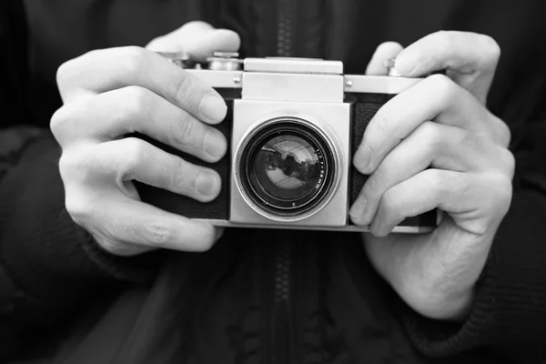 Câmera de filme antigo nas mãos (preto e branco ) — Fotografia de Stock