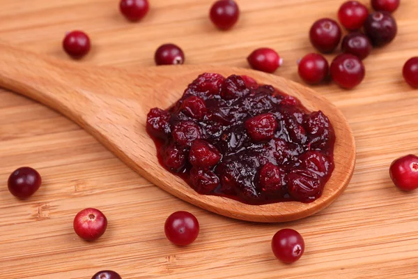 Molho de cranberry em uma colher de madeira — Fotografia de Stock