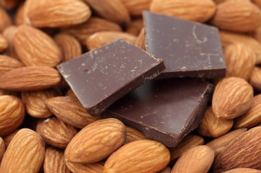 Badem ve çikolata parçaları
