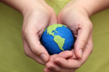 Seyyare yerküre kadının elinde