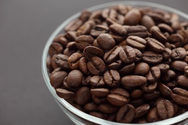 Kahve çekirdekleri cam kasede.