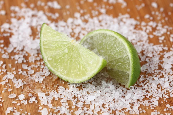 Lime and sea salt — Stock Photo, Image