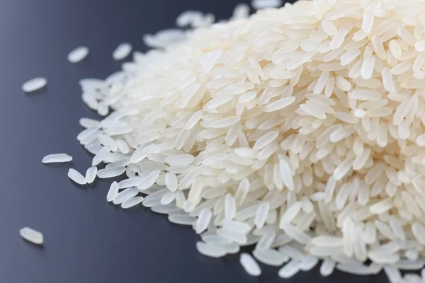 Hromada rýže na černém pozadí — Stock fotografie