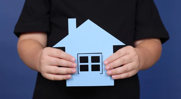 Huis in handen — Stockfoto