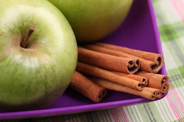 Manzanas y palitos de canela en un tazón —  Fotos de Stock