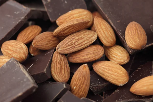 Almendras en trozos de chocolate —  Fotos de Stock