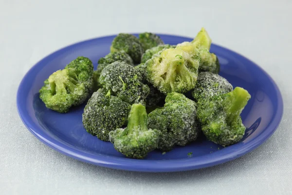 Mražené brokolice na talíř fialové — Stock fotografie