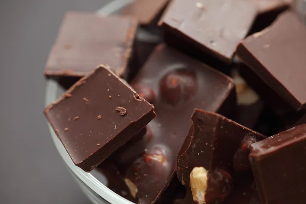 Un mucchio di cioccolato in una ciotola di vetro — Foto Stock