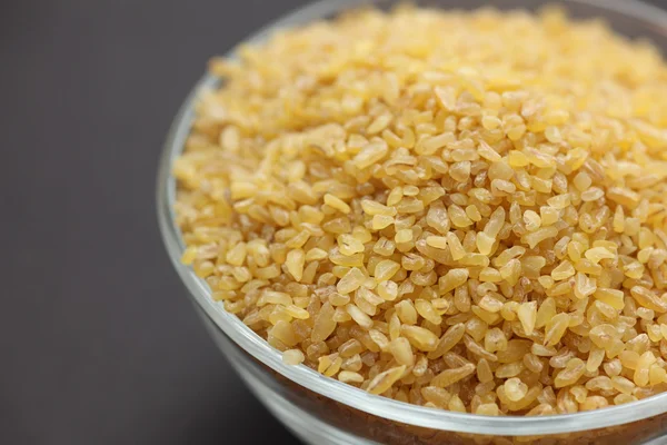 Bulgur blé dans un bol en verre — Photo