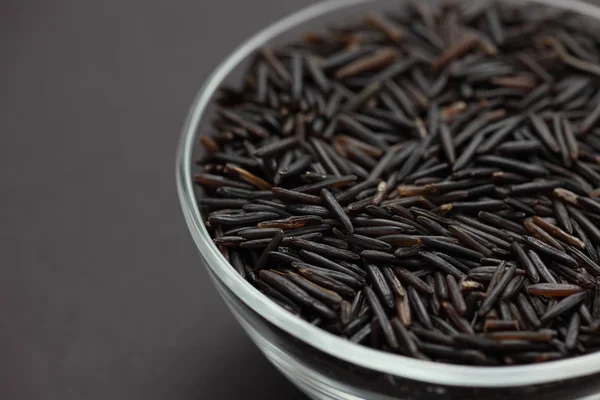 Arroz salvaje en un tazón de vidrio —  Fotos de Stock