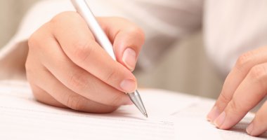 Sözleşme imzalamadan önce ile ilgilenen iş kadını