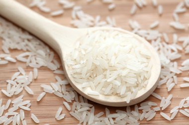 Tahta kaşıkta pirinç.