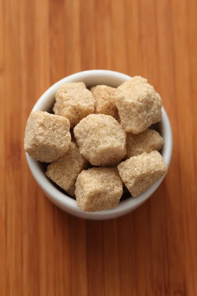 Brązowy cukier trzcinowy w misce — Zdjęcie stockowe