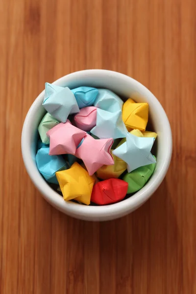 Origami colorato stelle fortunate in una ciotola — Foto Stock