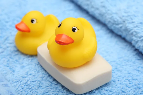 Patos de goma en la toalla suave y jabón —  Fotos de Stock