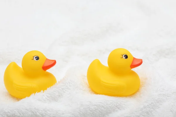 Rubberen eenden op witte handdoek — Stockfoto