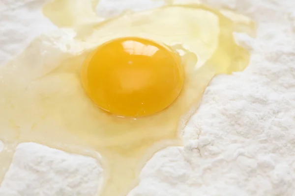 Egg and flour — Stock Photo, Image