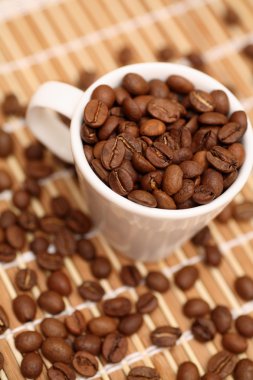 Bir fincan kahve çekirdeği.