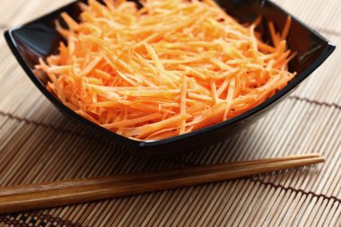 Rendelenmiş havuç yemek çubukları kase