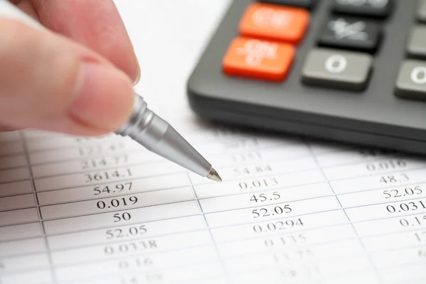 Analyzing financial statements — Stock Photo, Image