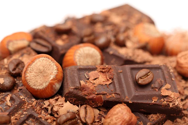 Schokoladenstücke mit Haselnüssen und Kaffeebohnen — Stockfoto