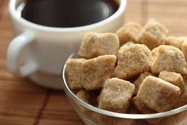 Coffee cup and brown cane sugar — Stock Photo, Image