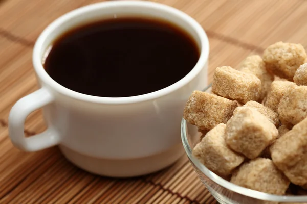 Coffee cup and brown cane sugar — Stock Photo, Image