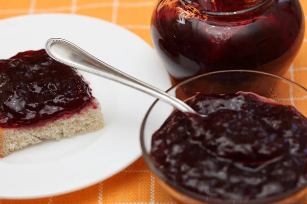 Slice of bread with cherry jam — Stock Photo, Image