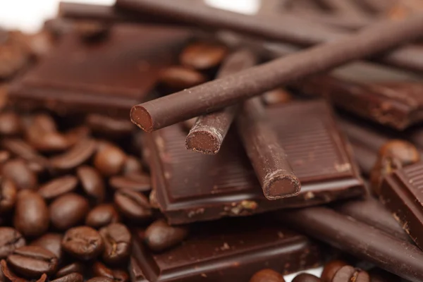 Schokolade und Kaffeebohnen — Stockfoto