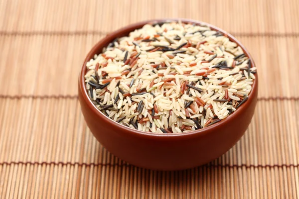 그릇에 혼합된 쌀 — 스톡 사진