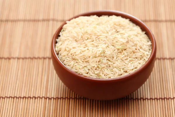 Brown rice in bowl — Stock Photo, Image