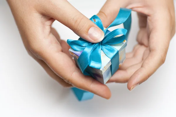 Woman hands holding small gift — Stock Photo, Image