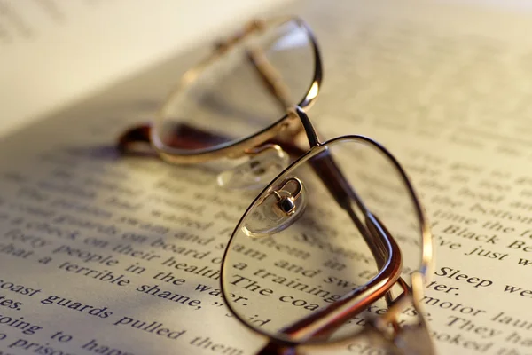 Libro abierto y gafas de lectura — Foto de Stock