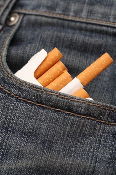 Pacchetto di sigarette in tasca di jeans — Foto Stock