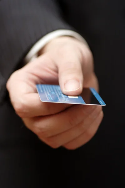 Kreditkort i en hand — Stockfoto