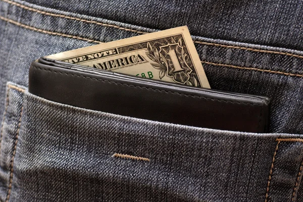 Один доллар в заднем кармане — стоковое фото