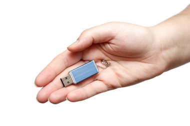 USB flaş bellek elinde
