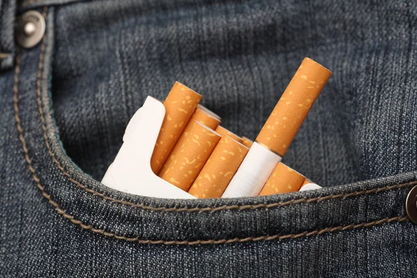 Cigarros no bolso de calça jeans — Fotografia de Stock