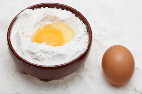 Harina en tazón y huevos — Foto de Stock