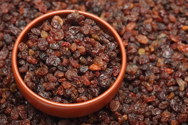 Raisins in bowl — Stock Photo, Image