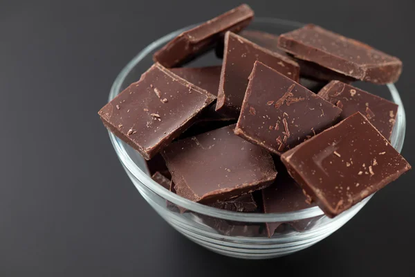 Morceaux de chocolat dans un bol en verre — Photo