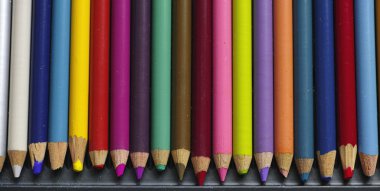 Toz ile eski renkli kalemler.