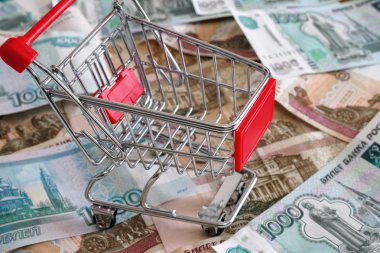 Rus ruble üzerinde alışveriş sepeti