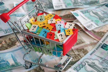 Alışveriş sepeti ile Rus ruble üzerinde soru işaretleri