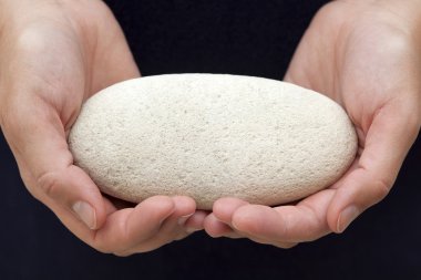 Kadının elinde taş