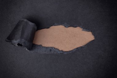 Yırtık siyah kağıt görünen kahverengi kağıt arka plan