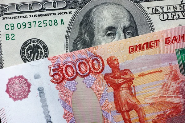 Beş bin ruble ve yüz dolar — Stok fotoğraf