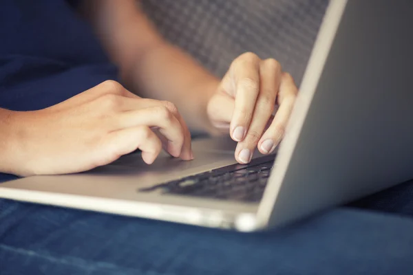 Mão da mulher usando laptop — Fotografia de Stock